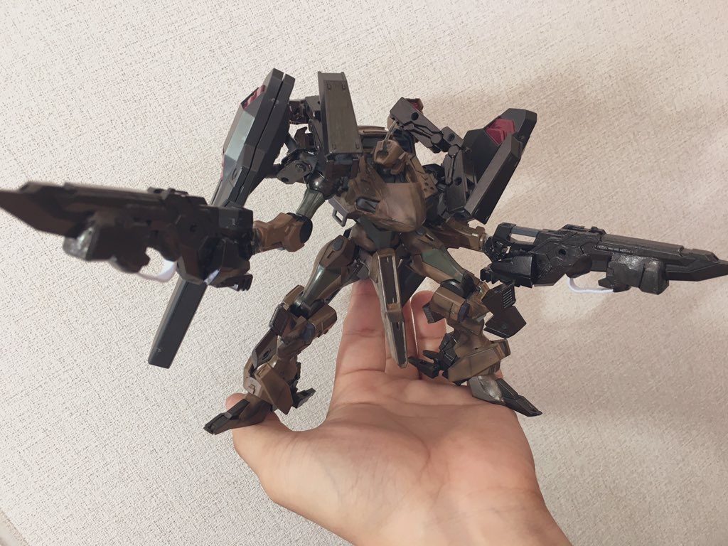 手持ちの武器はACでよく見る形に近しいものにしてみました!KBYから販売されてるライフルにデュナメスのジャンクの腕を組み合わせて作成しています。