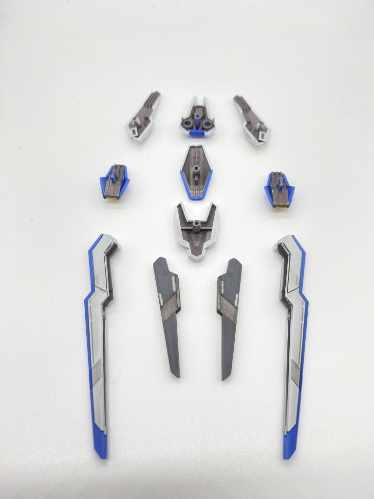 エアリアルと言えば、特徴的なシールドこと、ガンビット群のエスカッシャン。機体各所に接続するビットオンフォームのことを考えると穴埋めより、凹み段差を生かし裏も塗装しました。ただ、シールド、ビットオンフォームどちらにしてもハメ込み接続を考えると下地塗装、本塗装、トップコート、塗り重ねた塗装厚を考慮した製作プランも必須なんだなと☺️日々、勉強です😊