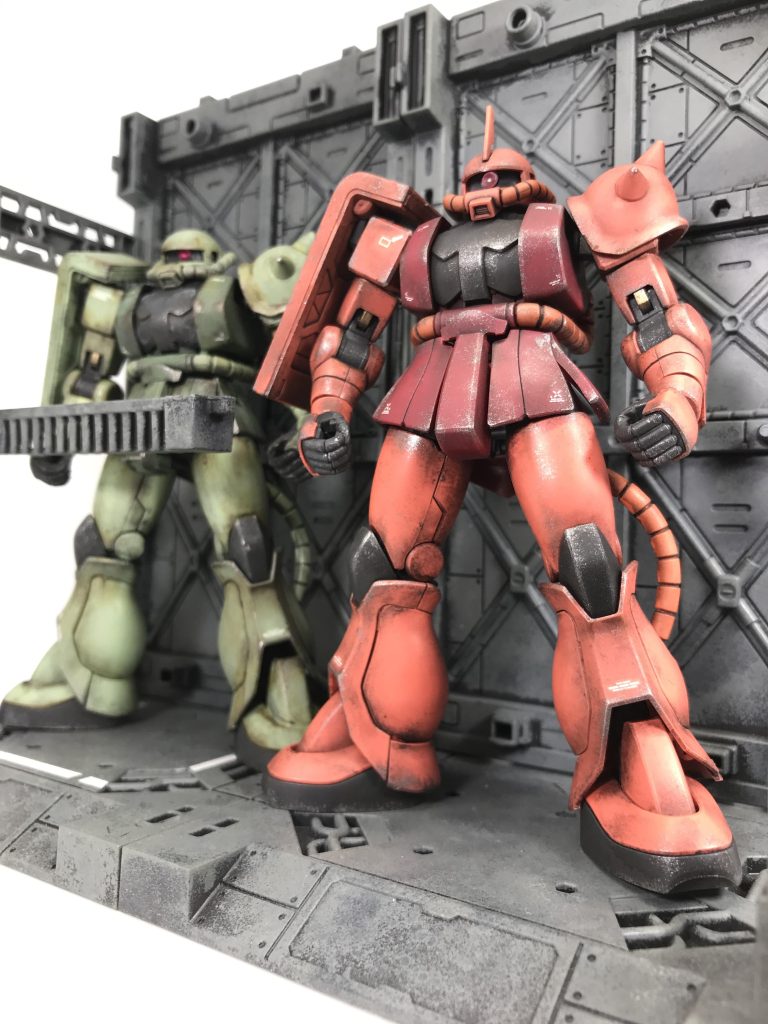 もはやジオラマと言えないくらい手抜きです…汚したザク達を以前に作製した100均ディスプレイベースに乗せただけ…🙄ディスプレイベースは筆は使用せず灰色をスポンジチッピングしただけです(白ラインもマスキングしてからチッピング)