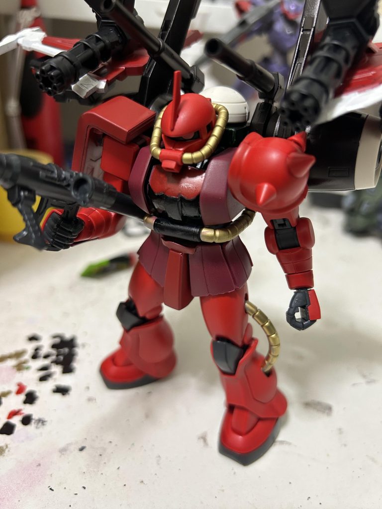 最初見たときにこれは真っ赤にせねばと思い、サザビーレッドをメインに使い、各パーツを塗装至近距離での写真↑