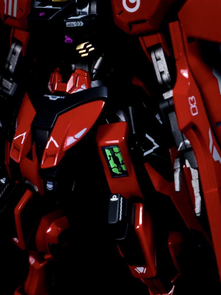 全身各所のシェルユニットは緑色に発光し特殊なパターンが浮かび上がる。