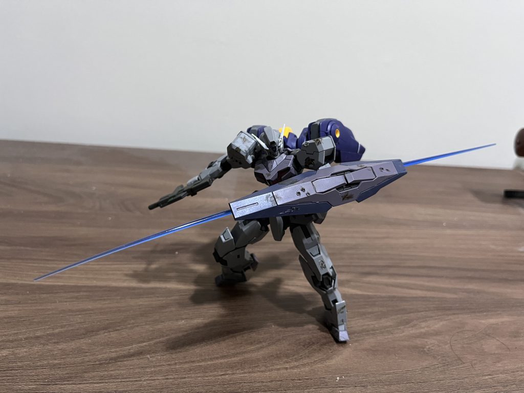 サーベル片方をシールド後方に回して某自由や正義のMSにも負けない厨二さに！以上ガンヴォルヴァでしたm(_ _)m