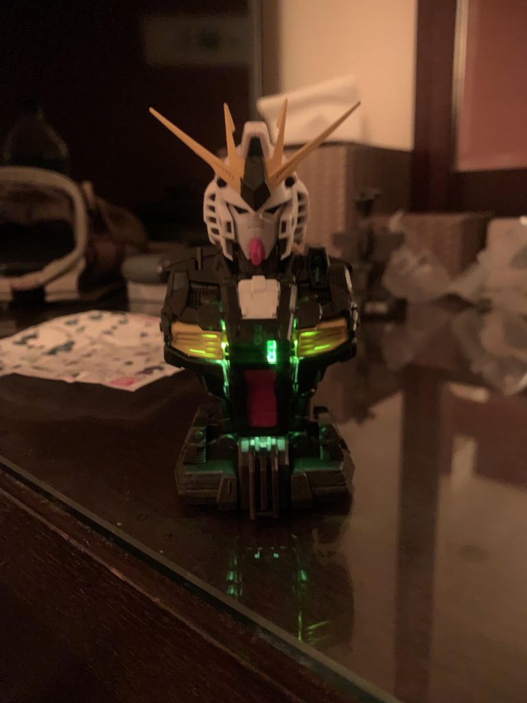 胸部点灯状態。コッチは光が漏れてるのが正しいのか胸部中央のみ光らせるのが正しいのか、解釈や好みが人により違いそう。定価500円で納めるために設計上パーツの隙間が多いから漏れちゃってるんだよ!派と、サイコフレームの発光が装甲隙間から漏れ出てる、コレが人の温かさだよ!派。あなたはどっち派?コメントおねしゃす!