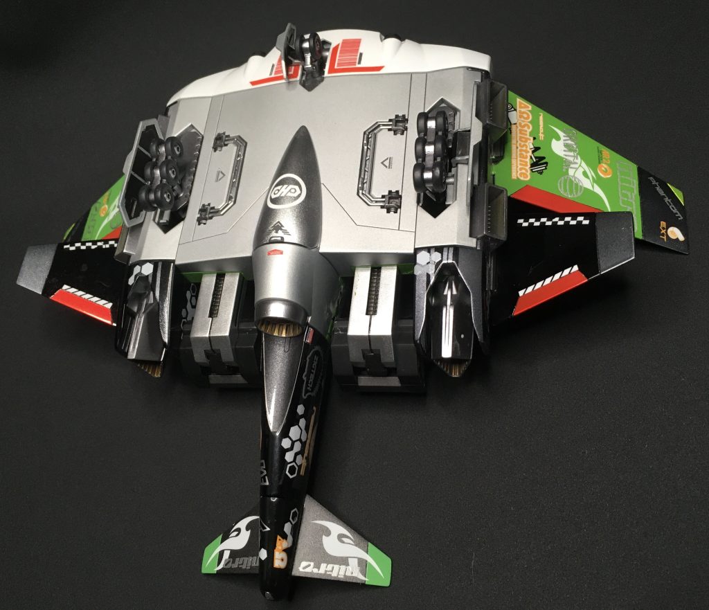 なお、モチーフ各所に大きく描かれていた謎の緑髪少女の絵姿までは「こっちでも全然アリよ」とは行かなかったらしく、相方となるザウォートのカラーリングへと落とし込まれている。時代は違えど「見てて痛い」と感じるのは共通らしい。