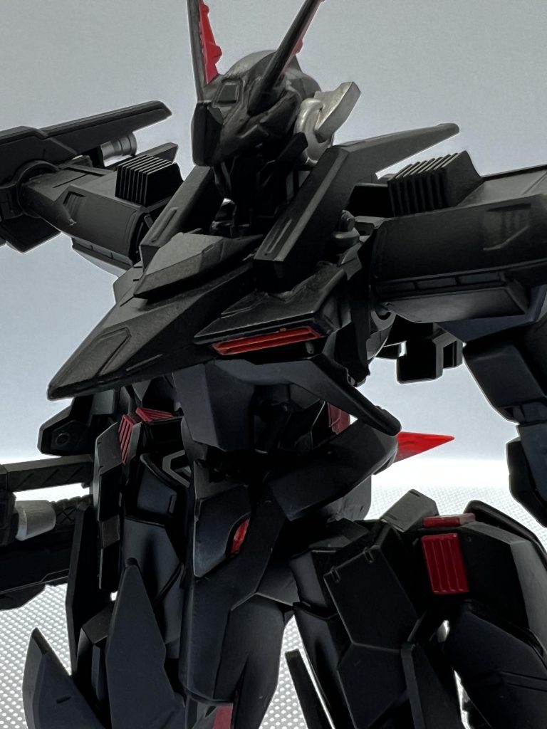 ………………はい…わかる人に多分わかってしまうかもしれないですがダン○ール戦記warsから黒くて赤い刃の大鎌を持った機体をモチーフにしました…悔いはない胴体はガンダムフレームを基礎にアルケーガンダムの胴体を使いその他ジャンクパーツで胴体の装甲を作りました胴体は赤バンダイのころ(エイジ放送時期)に買ったゼダスの腰パーツがジャンク入れから発掘されたのでそれをうまく胴体と合わせられるように改造しました