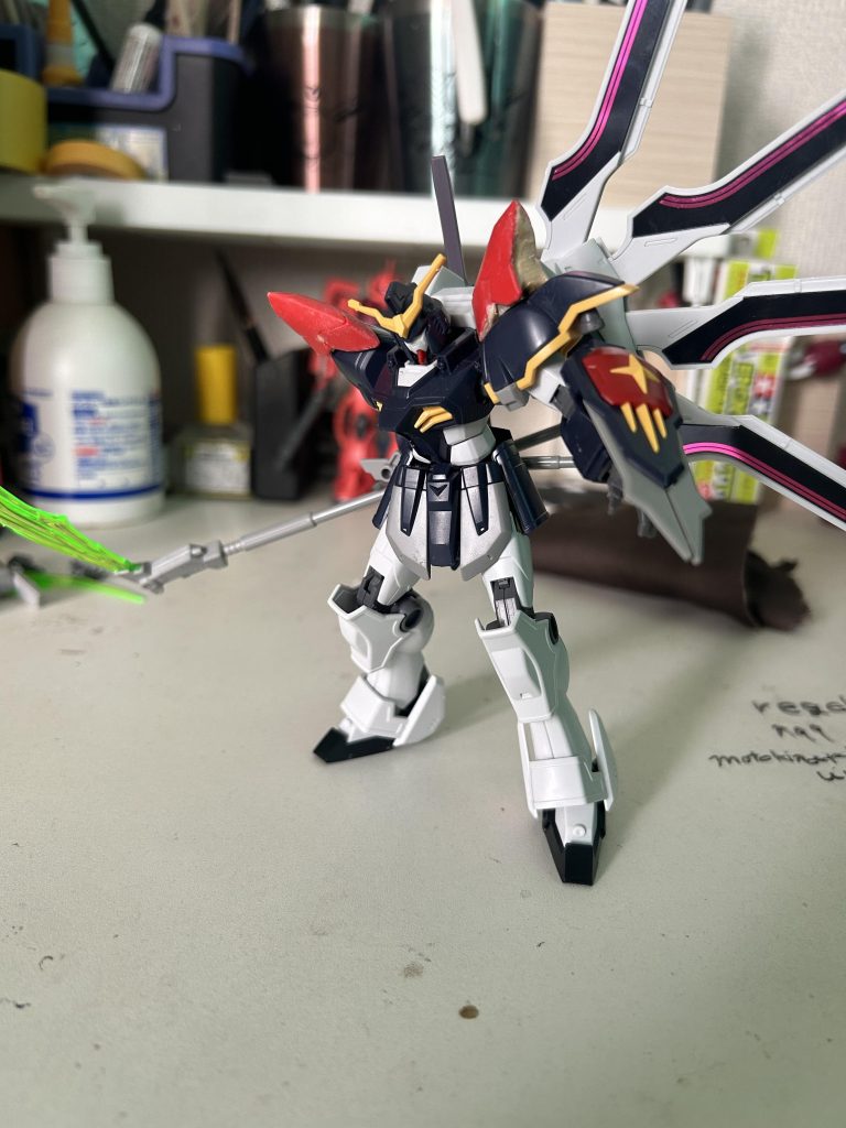ちなみに塗装前はこんな感じで、今回はガンダムマーカーとガンダムマーカー用の吹き付け用のエアーブラシを使用して塗装しました。 昔から好きだったデスサイズを今回自分好みに弄れてすごい満足できました。あと他のW系の機体をいじってみたくなりましたね、、、、あそういやWゼロいじってたのあったので、今度ガンスタにあげときますね。ではこれにて失礼しますー