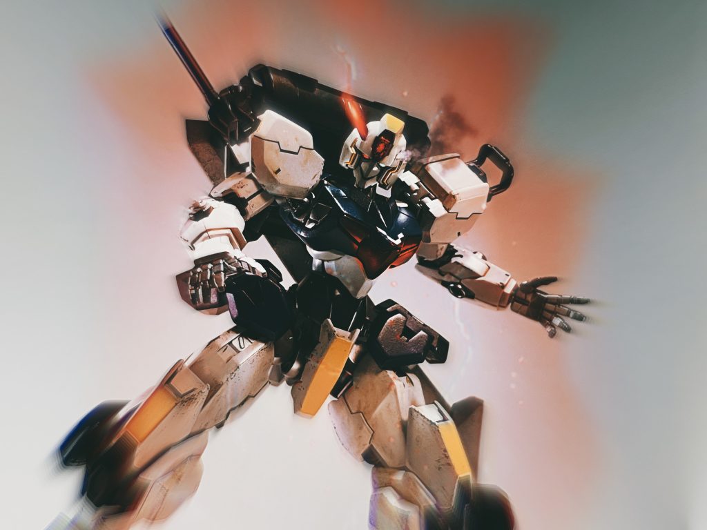 そして敵がパーメットスコア3以上に限りオミットされたはずのGUNDフォーマットと無人AIが目を覚まし、鬼のような姿で敵を追い詰めます。とまぁEXAM系統のシステムをイメージしました。この状態になるとツノと右のカメラアイはGUNDフォーマット特有の発光をして、頭部の排出口から煙が出ます。完全に編集で誤魔化してますが、ガンヴォルヴァの頭一つ買ってるのでどこかのタイミングでシステム発動後の頭部も作ろうと思います。