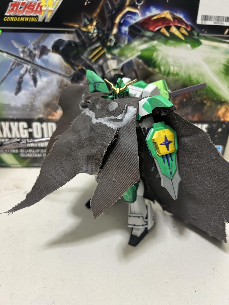 作ってる途中で作ってみたマント、、、最初は全体に覆うようにマントを作ってみたりしてましたが、どれもピンと来ずに没にして、