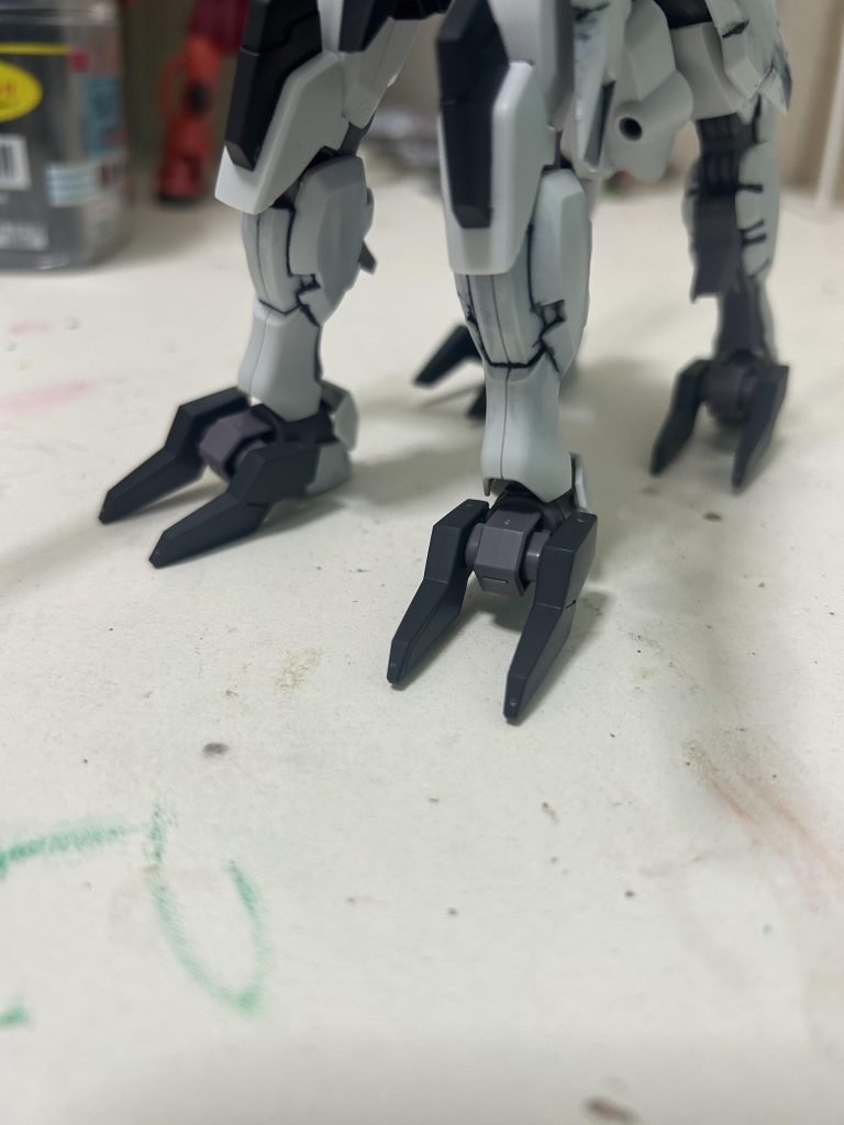 最初この足のパーツを見て、なんか獣ぽくね？って思って、4足歩行型にしてみました。