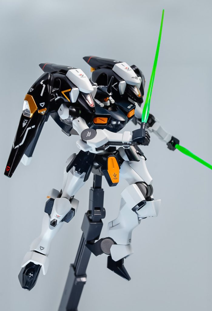 サーベル二丁持ち！胸部の04のナンバリングはエラン君4号専用機という意味で付けました。