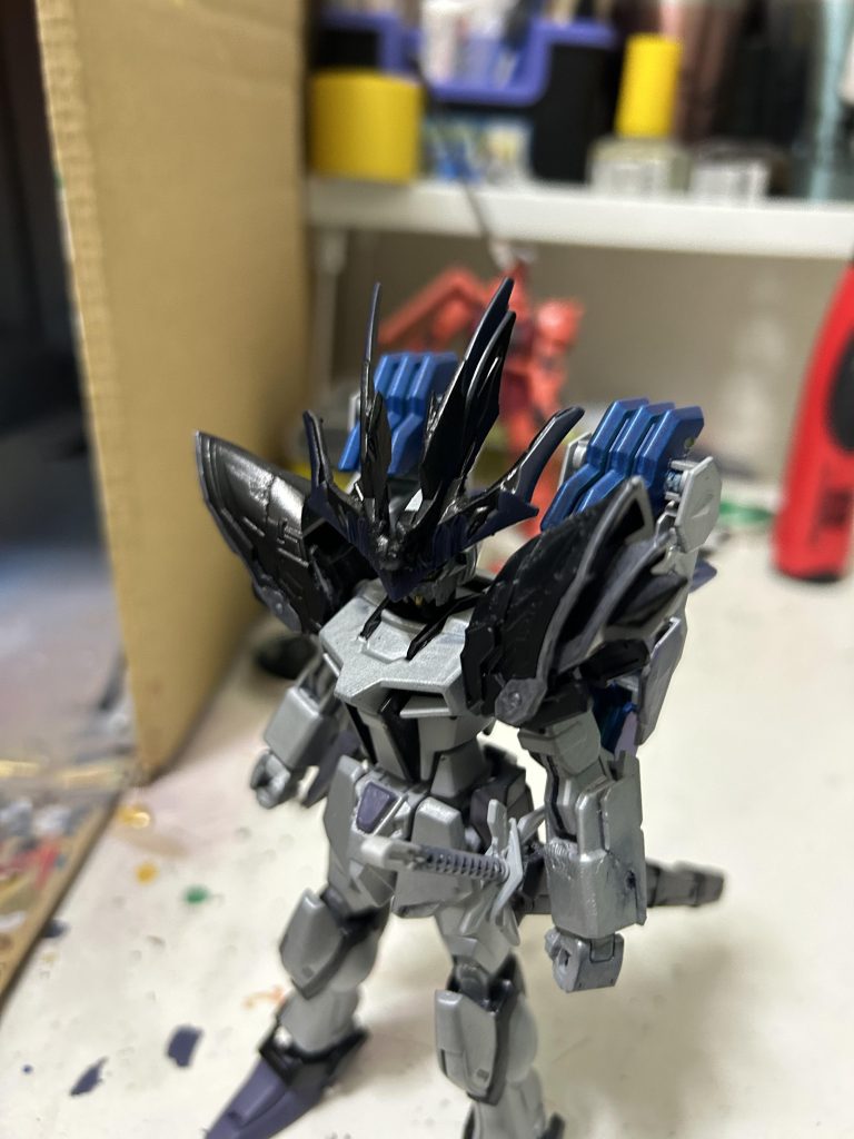 今回は余ってたSDガンダムワールドヒーローズに登場する曹操ウイングガンダムの形態の一つ倚聖の装の肩アーマーと刀の倚聖剣そしてワールドヒーローズの前作で登場します、馬超ガンダムバルバトスの龍脚装とアンテナ部分を使用しました。