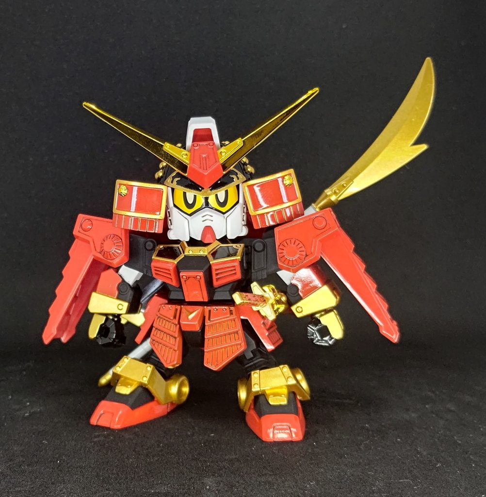 なんとなく、甲冑は艶ありのイメージだったので素体は艶消し、鎧は艶ありにしましたアンテナだけはメッキなのでそのまま昔のキットと比べるとレジェンドはスタイルよくなりましたね