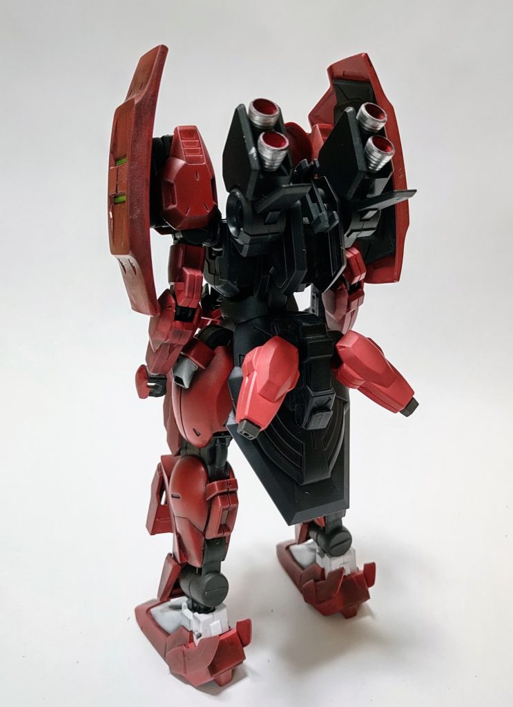 バックパックはスペリオルガンダムのものをぽん付けして、イーシュヴァラは腰にマウント出来るようにしました。肩に境界線機のジョイントを追加してアンビカーの可動域を広くして、収納状態っぽく出来ます。