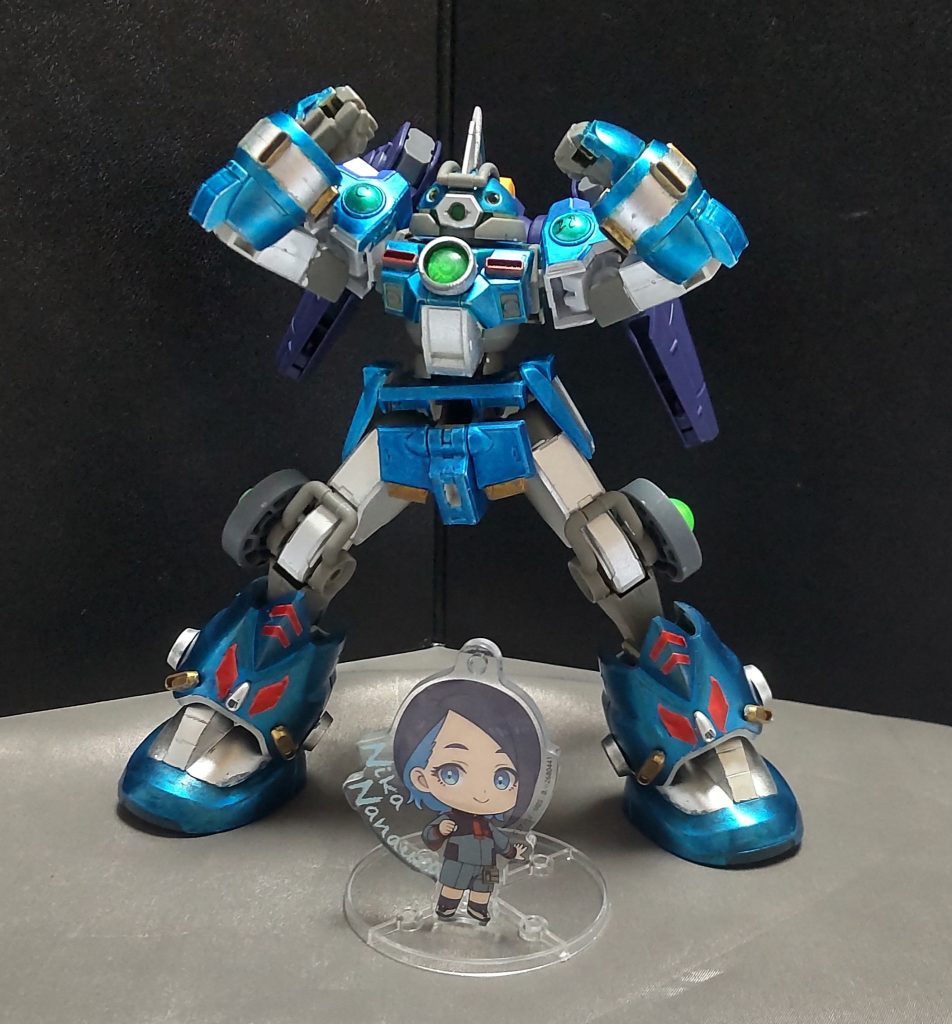 このFX型は飛行できないという大きな弱点があるが、背中に飛行ユニットを付けることで飛べるようになります。