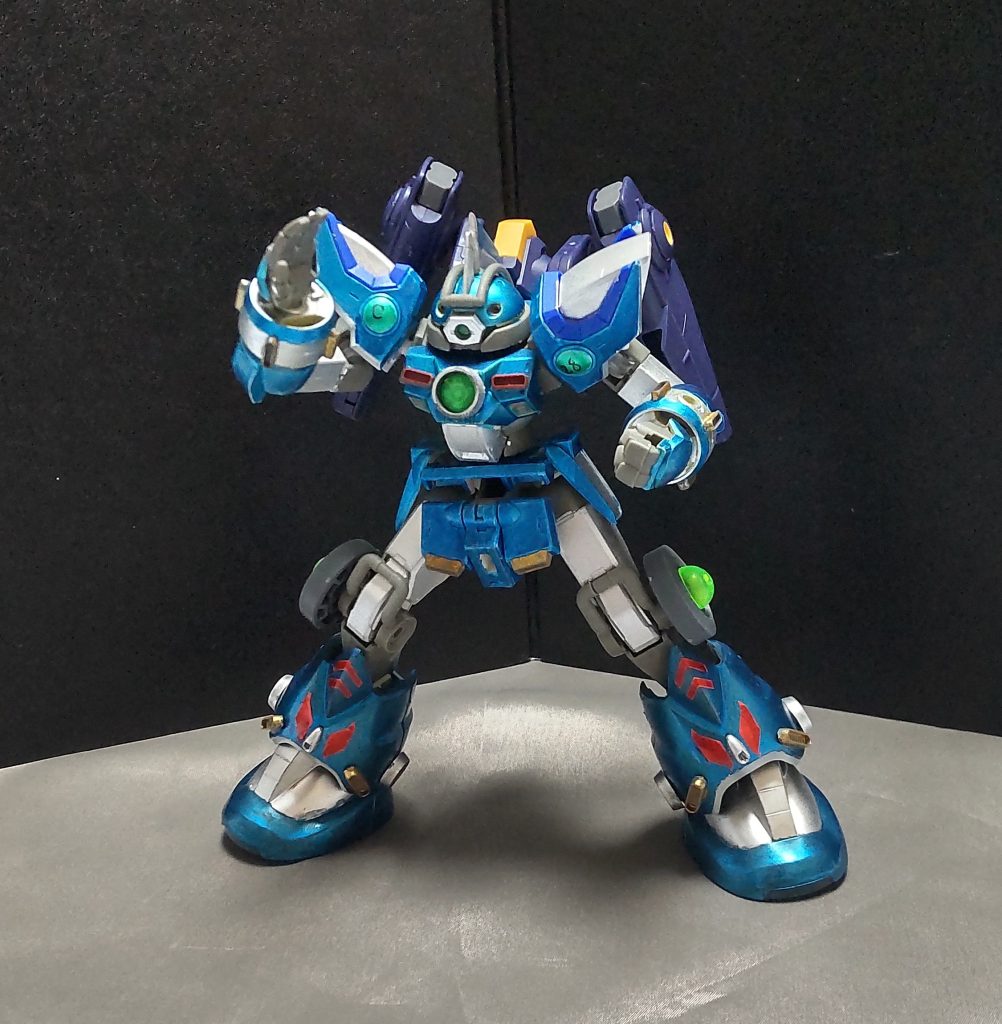 ハンドパーツを交換することで、構えるポーズも自由自在。