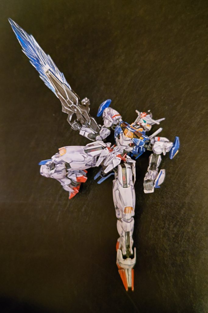 ライフルのビーム感を出そうとしたらそのまま、機体の方までホワイト入れて、後は少しグレーも入れて。百均マーカーとガンダムマーカーホワイトの格安仕上げです。 