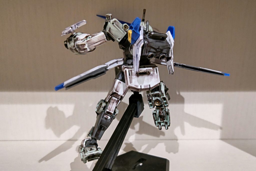 バックはこんな感じ。少しフライトモード風？