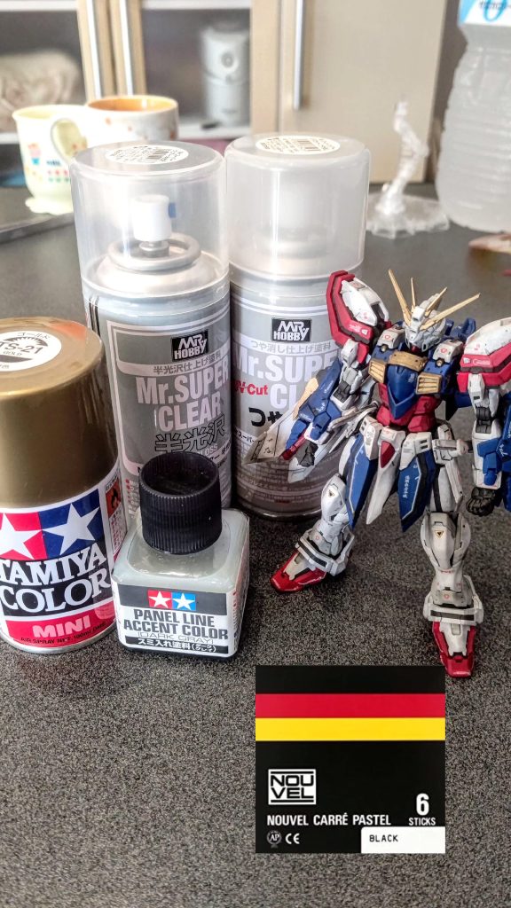 ゴールドはスプレーパステルシャドウの前に半光沢のトップコートを使用し、最後につや消しのトップコートを使用しました。半光沢の方がパステルが自然に乗るので、パステル前のトップコートは半光沢がオススメです。最後のトップコートをつや消しにした理由は半光沢のスプレーがなくなってしまったからです笑一番大切なパステルシャドウを写真に入れ忘れるというミス笑ヌーベルカレーパステルという商品で、アマゾンで900円ぐらいです。多分100年使ってもなくならないのでコスパも良好です。