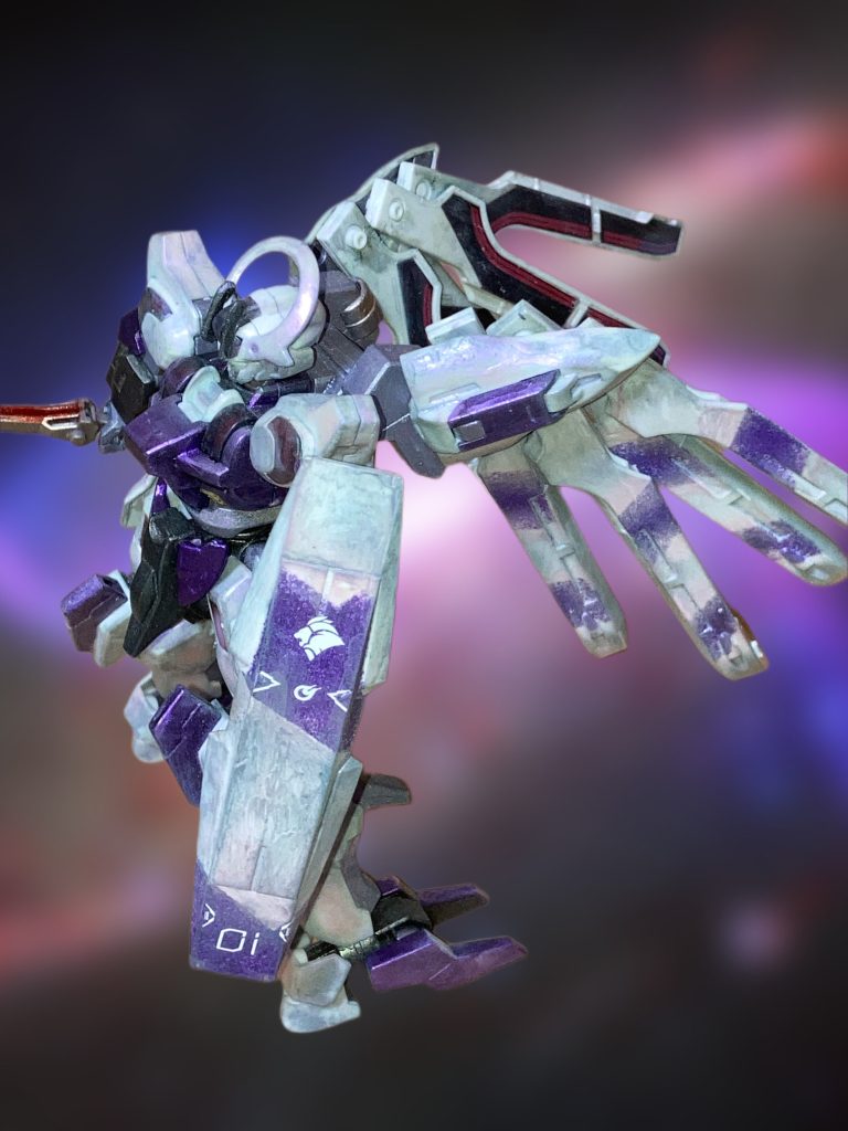 ハイニューガンダムの色分けをベースに箱絵のグレー、ピンクのグラデーションをウェザリングとスポンジ塗装で寄せて見ました。