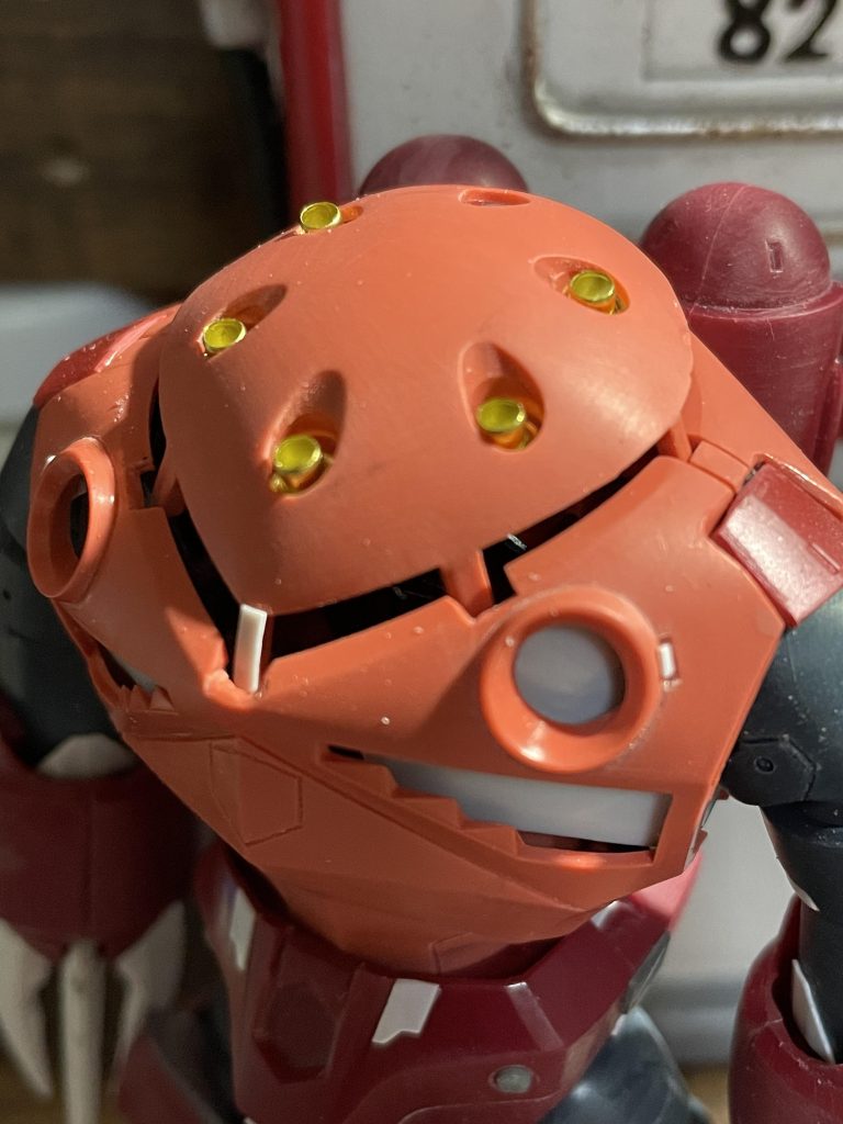 モノアイの仕切り部分が当たるところを切り欠いて、頭が深くめり込む感じにしています。目つきが悪くなりました。