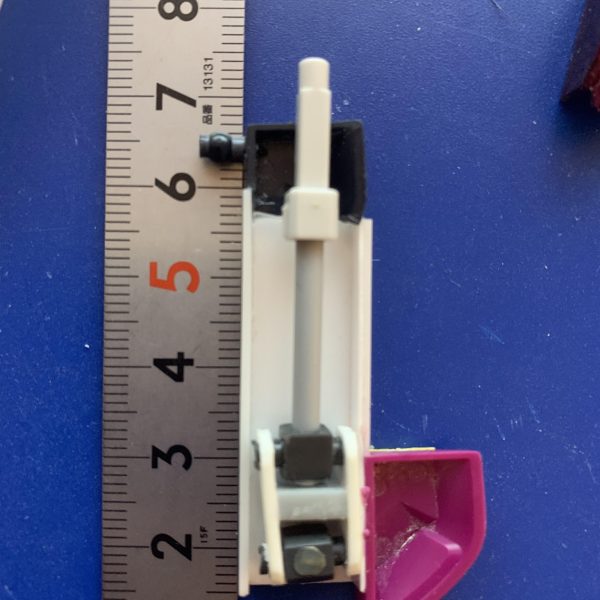 フロントスカートをデカくして隠し腕を作っています。とりあえず適当に3mm棒を挿した様子。手首が無いと可動域が無くて非常によろしくない。フロントスカートの輪郭をどうするか悩んでます。輪郭は単純に拡大した感じにして表面を盛る流れになるのかな。（3枚目）