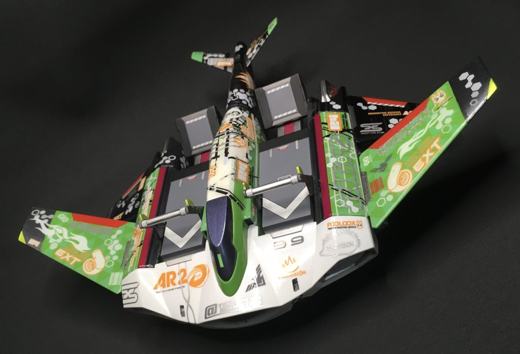 まずは部所有のSFSから。学園仕様のティックバランをレース機にカスタマイズ。部費の徴収だけでは維持費すら賄えない為、各部員所属企業の系列会社及びその下請けや孫請け、果ては学食のおばちゃん等から広くスポンサードを受けている。ので、たまにおばちゃんの足に使われる。