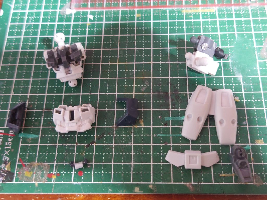 胴体と腰胴はトールギスの腰パーツを切り取りサイドに接着＆中央の凹パーツはトールギスのパーツとランナーから作って接着腰は三国創傑伝キットの腰を二つ接着して延長してます前アーマーは夏侯惇トールギスとHGトールギスを合わせて作ってます