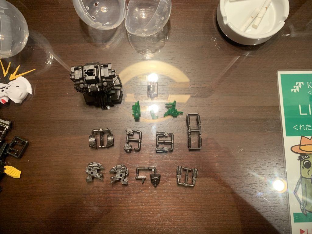 内部フレーム&ルミナスユニットセット一覧ルミナスユニットが2つないと全点灯できないのは誤算だった。でも値段を考えたらルミナスユニット1つが限界か!?カラー外装でも外側に露出する部分がそこそこあるのでちゃんと塗装すると映えそう。クリア外装なら、ひたすら外装磨いて透明度を上げて内部フレームの塗装ガチれば、とても良さそう。アレ?クリア外装も欲しくなってきたぞ???全体的にすごく満足なガチャポンでした。第一弾は店舗ではきっと絶滅危惧種だけどまだネットでガチャするやつはあるようなので欲しい人は是非買ってみてはいかが?