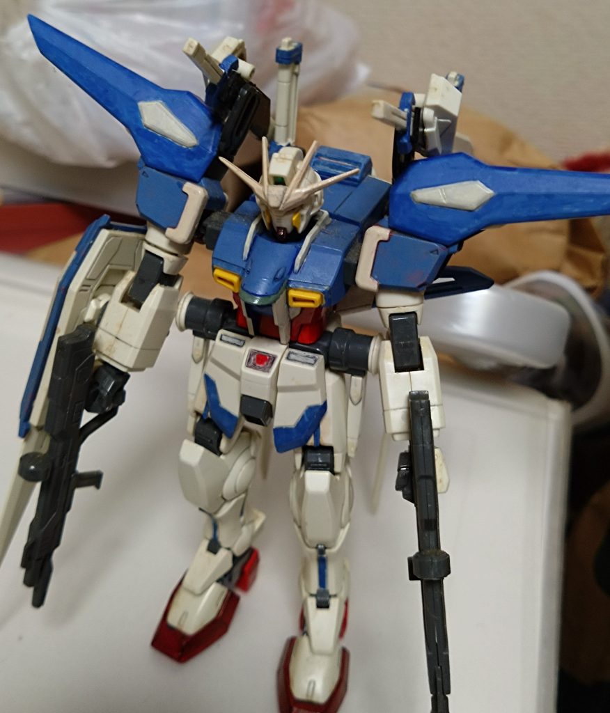 追加アーマー装備姿。武装追加で13本の剣を装備してます。 〜ここから『機動時空転移 ガンダムリベロ』の第6話〜トラベラーズの格納庫にて、見たことがないガンダムが格納されていた。そのガンダムの前で、カナはそのパイロットと楽しく会話する。 「へー、『エクシアインパルス』って名前なんだ」「そうそう、西暦の『エクシア』と俺がいたC.E.の『インパルス』の技術を混ぜ込んで生まれたMSなんだ。今まで出張も兼ねて、コイツの性能実験をやってたんだ」 と、会話する2人を遠くから見ていたX(クロス)はニノとアースに説明する。 「彼は『メモリー・カロウ』、もう一人のメンバーだ」「カロウ!?」「アースさん、知り合いなんですか?」 エクシアインパルスのパイロット『メモリー・カロウ』はアースと同じC.E.の人間で、しかも同期。彼はある伝説を生んだパイロットでもあるのだが、軍を辞めて以来行方不明だったとアースは語る。まさか、ここで再会するとは夢にも思わなかっただろう…。 「あら?偽モノ君じゃないか。何?新メンバー、お前もいたの?」「あぁ、久しぶりだな。クロストラベラーに入っていたんだな?」「うん。……それでカナちゃん、話の続きだけど」「いや、まだ話すことあるだろ!」 とまあ、いろいろあるこの2人はここで再会を果たした。メモリー・カロウ、彼の伝説とは何なのか。それは別の機会に語ることになるだろうーーー 『機動時空転移 ガンダムリベロ 第6話:再会する2人』今回のストーリーはここまで。 そんなエクシアインパルスですが、本来ならオリジナルのマントを装着し、マントの中にも格闘武器を多数装備することで計30本の剣を持つ計画もありました。『セブンソード』のコードを『30ソード』に変更しようと製作を考えていましたが、応募締め切りを間違えた件以来製作は中断したまま。設定的にも、ペーパープランで終わった…という設定にしてます。