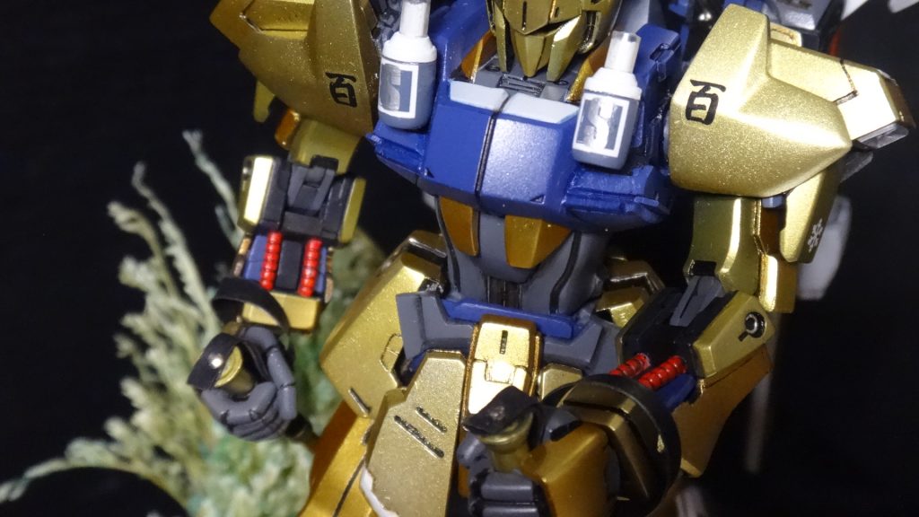 百式であるために、だれもが百式と認識する要素を変えないようにしました金色であること/肩の百の文字 :重要百式の各パーツの形状:なるべくとどめるように。でもディテールアップもする。で、頭部は無改造(目のクリアパーツなし。意外とクリアパーツなしで、内側黒く塗っただけでも、いい感じだったので)肩の赤いパーツは埋める(頭の中のイメージ・記憶だと、赤色のバーニア部は無いと思う人が多いはず。)脚部のシリンダーは、自作パーツに置き換えくるぶし部分に、ポリパーツを隠すカバーを自作)