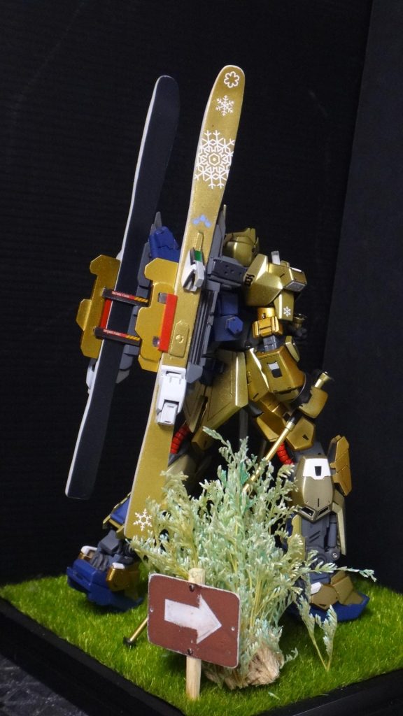 スキーの要素として、以下を取り入れてみました(ストックはトレイルランと共通)・スキー板を自作。元のバインダーのようにバックパックに取り付け)・スキー板をシューズへ取り付け可能(マグネットで取り付け可)・バックパックは、スキー板を取り付ける基部も含め自作(後々の追加装備が反映できるように仕込みも追加)・冬の雪をイメージして、雪の白をアクセントカラー、マーキングに雪の結晶を追加