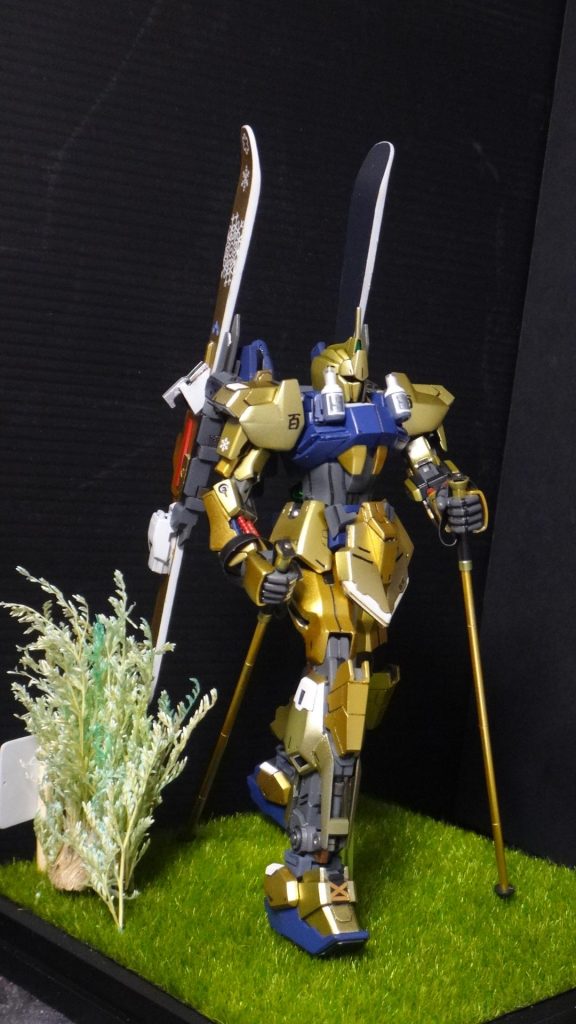 トレイルランの要素として、以下を取り入れてみました<アスリート体系の変更>・腹を延長してくびれをだす。・腰サイドアーマーを外にひろげ、くびれを強調。・上腕が細いので太く見えるように改造。・左手首は、腕時計をしている風のモールド・指は、人体に近くするため、丸指に変更・太ももは太く見えるよう、外がわにプラバン張り付けてボリュームアップ・ふくらはぎ下のパーツは、足首が細く見えるように加工・くるぶしの金パーツは、後ろに伸びているのが人体的に不自然なくで、短くカット・アスリートなので、武器持たない。バーニアで空飛ばない(スラスター等は冷却用の通気穴)<トレイルラン装備>・胸のハイドレーション「S」はSalomonのロゴのS・ストック(スキーも共通。ビームサーベルを基に作成。ストラップも、ちゃんとストックの握り方にしてあります)・シューズをイメージした改造(足裏はラグのように凸凹追加。靴紐をイメージしたシールも貼り付け)・バックパックに「熊鈴」を追加