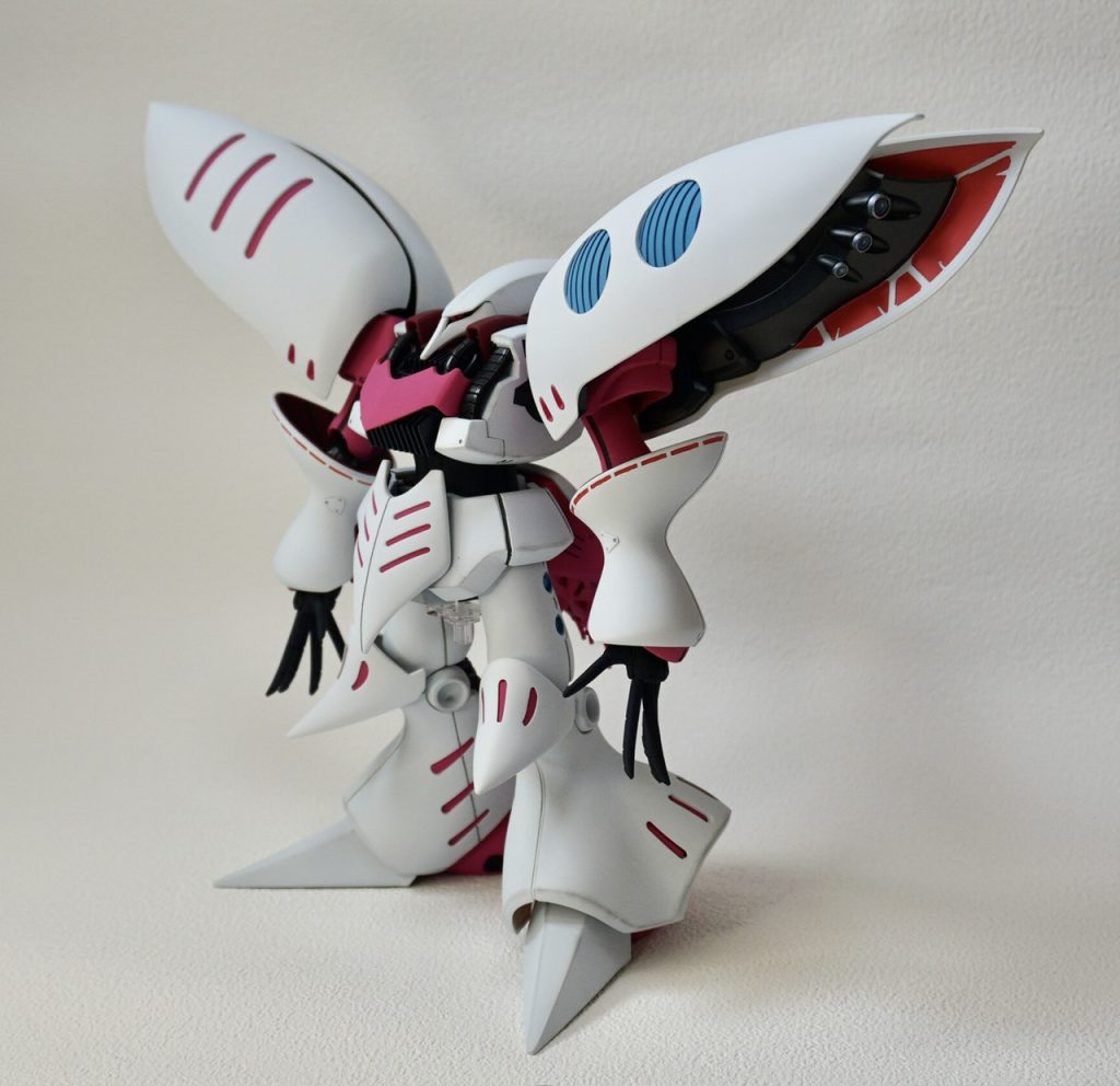 製作ルールは前回のZガンダムの時と同様に設定するつもりでしたが・・・①表面処理、改造、ディテールアップはしない→表面処理はやらざる得ない状態、ディテールアップは必要最低限②成型色活かしで塗装しない→白の塗装をナメてました。ヤスリ掛けはしましたが大部分を占める白パーツは、日焼け痕と色変更したパーツの白サフ箇所、使い易さ重視でWAVEさんのグレープラ板を使った部分でなかなか色が合わず、美白の女王ばりに重ね塗りになってしまい、結局全塗装する事に・・・③デカールを貼らない④失敗しても気にしない→この2点は順守