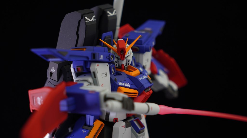 付属のビームサーベルは短いので、アンクシャからお借りしてます笑