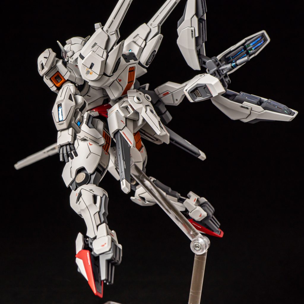 ハイマニューバモード（踵のギミック）Cピン接続で軸が露出し見栄えが悪かったので作り直しました。尻につくガンビットも接続ピンが悪目立ちするためネオジム磁石に置き換えてシルエットを整理しました。