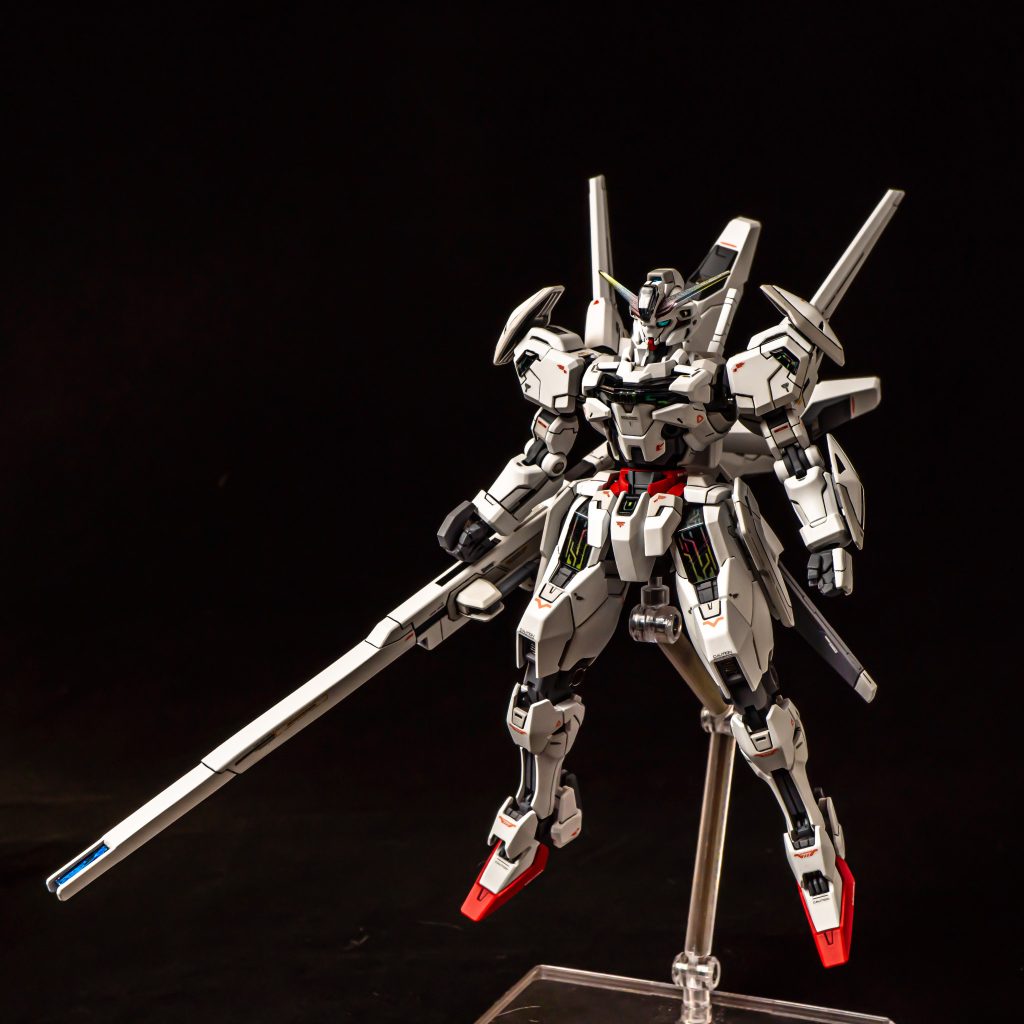 膝や肩など角型バーニアが多く配置されていましたが底がただの面だったのでスリットプラ板を埋め込み塗り分けました。パネルラインなどのディテールは増やしてませんがデカールの配置やラインの掘り直しなどで解像度を上げるようにしました。