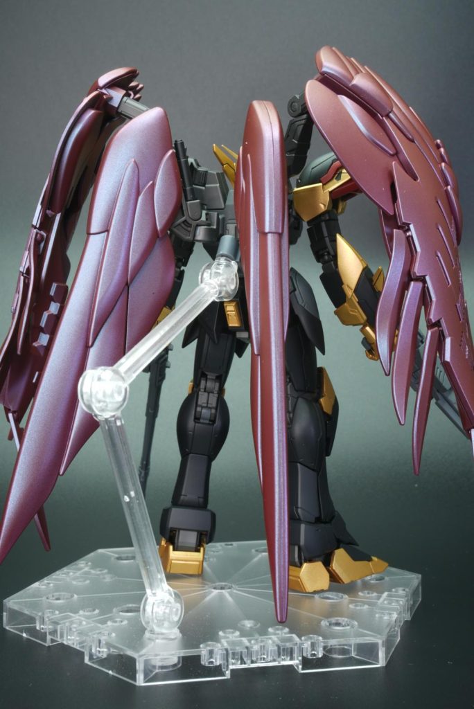 ウイング部分は、ローズディープレッドを下地に、100均で売っているラメパウダーをクリアで希釈して塗装して、いい感じの赤↔️青の偏向になりました。ガイアノーツのプリズムパステルチェリーピンクブルーだと青色要素が強くなりすぎたので、もう少し赤が強く出る偏向パールも販売して欲しいところです。