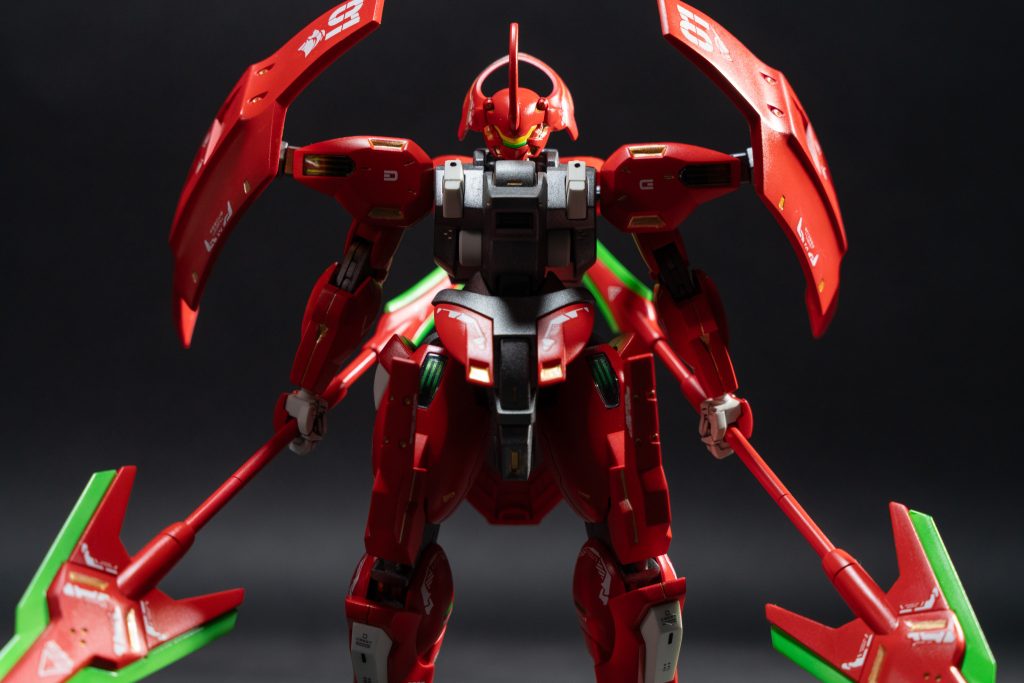 実は以前、素組でダリルバルデ作ってました。今回は2体目です。1体目の武器を拝借して二刀流にしてみました。これも勝ち過ぎた感の演出になってくれました。