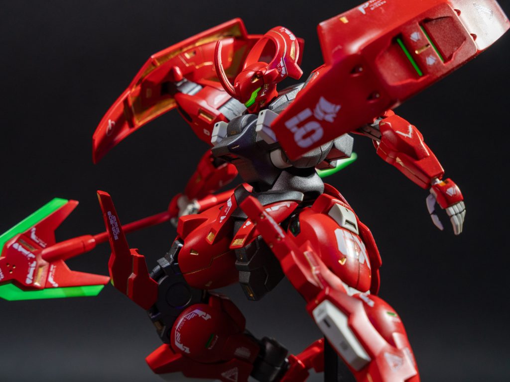 今回のチャレンジポイントは、「水性塗料のマジックリンふき取り」です。Twitterで見つけた情報ですが、市販されている台所洗剤「マジックリン」は、水性塗料を溶かしつつ、ラッカー・エナメル塗料は溶かさないという特性を持つみたいです。それを活かして、水性塗料でのスミ入れ、部分塗装がリカバリー可能な形でできるとのこと。これを試してみたくて、アクリジョンのゴールド(N9)で、スミ入れ、部分塗装。はみだし部分はマジックリンの原液をしみこませた綿棒でふき取り。というのをやってみました。結構いいですこれ。今後のスミ入れ、部分塗装はアクリジョンに乗り換えようかなレベルです。ふき取りも結構簡単にできて、ふき取り跡も残りにくい。アクリジョンは塗膜が強いので、1層目 : ラッカー系塗料2層目 : アクリジョン3層目 : エナメル塗料のようにふき取り可能な重ね塗りが出来そうです。表現の幅が広がりそう。