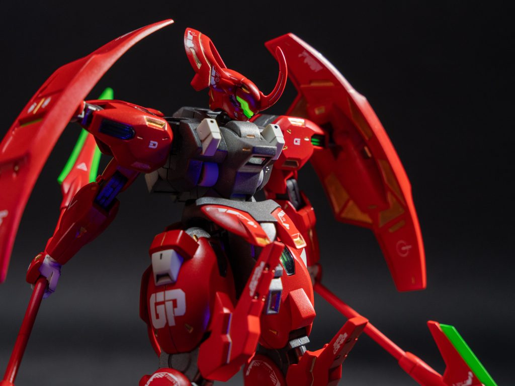 ちなみに今回は、蛍光塗料も使用して、ブラックライトで光るようにしてみました。目と武器、所々のモールドは光ります。