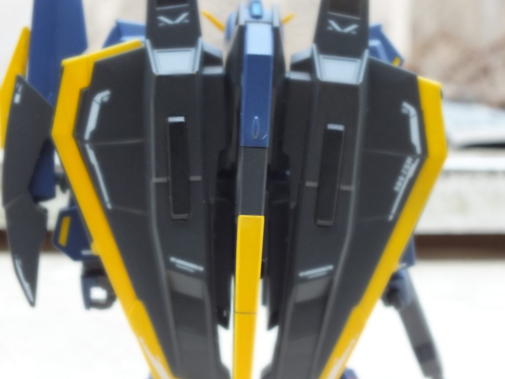 黄色の絵の具にはムラがあるが、マットなトップコートを塗れば目立たなくなる。