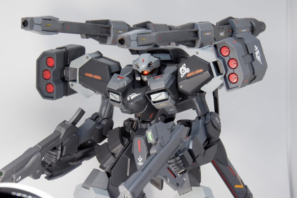 ザウォ―トヘビィにサタニクスガンダムの肩と脚部を取り付けるお手軽改造コアガンダム系の各ユニットが少し削るだけでザウォ―トの腕にそのままハマったので簡単に改造できました