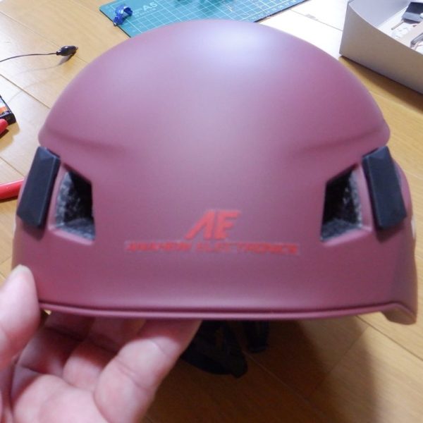 登山用のヘルメットを購入したのでちょっとAE用にしてみました。この色なら本当はジオンが良かったけどいいシールが無かったので、福岡のFF作業員用としてみました。（1枚目）