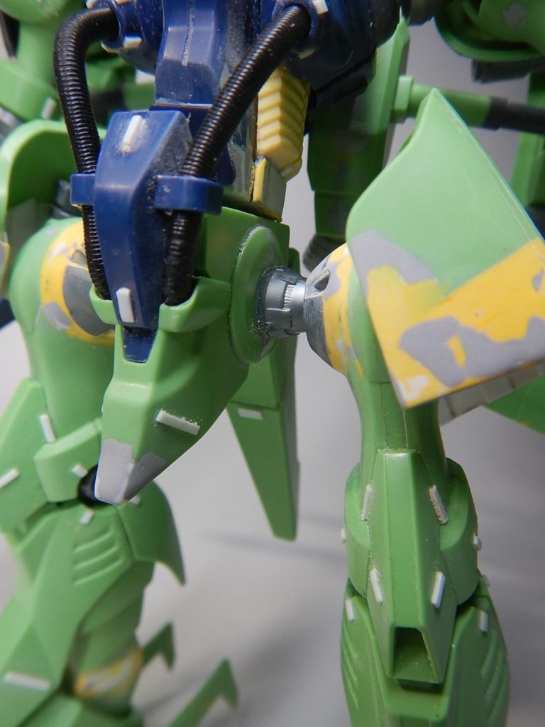 股関節に合わせて腿の形状も修正。ビルダーズパーツにポリキャップを取り付けて埋め込み。パテでの修正に時間がかかってしまいました。