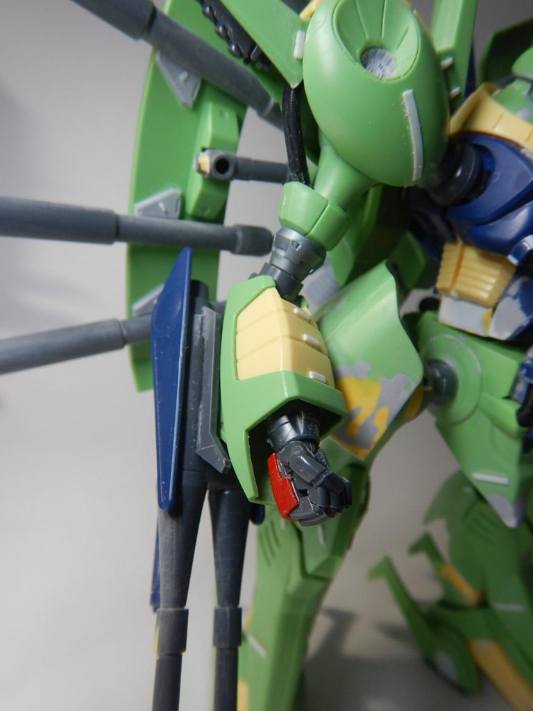 MSスパイクの基部は後の1/100グレイズアインでも多用しているお気に入りのパーツです。