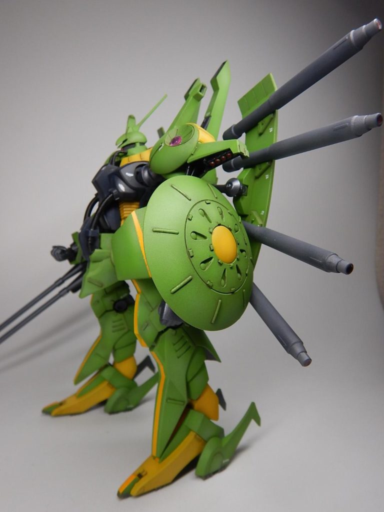 筋彫りは苦手なので、プラ板チップ貼り付けでディテールアップ。塗装は黒下地で混色なしのグラデです。