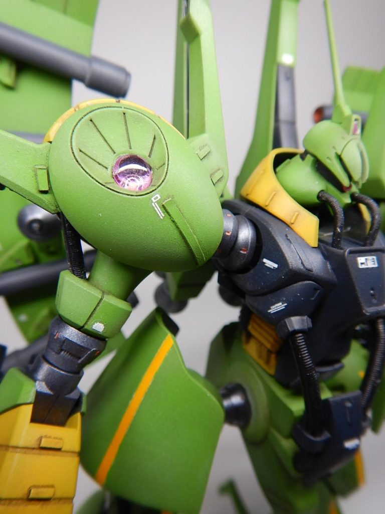 腰アーマーを大型化。肩のビーム発射口にバーニアの内部パーツを入れ込み、Hアイズを取り付け。