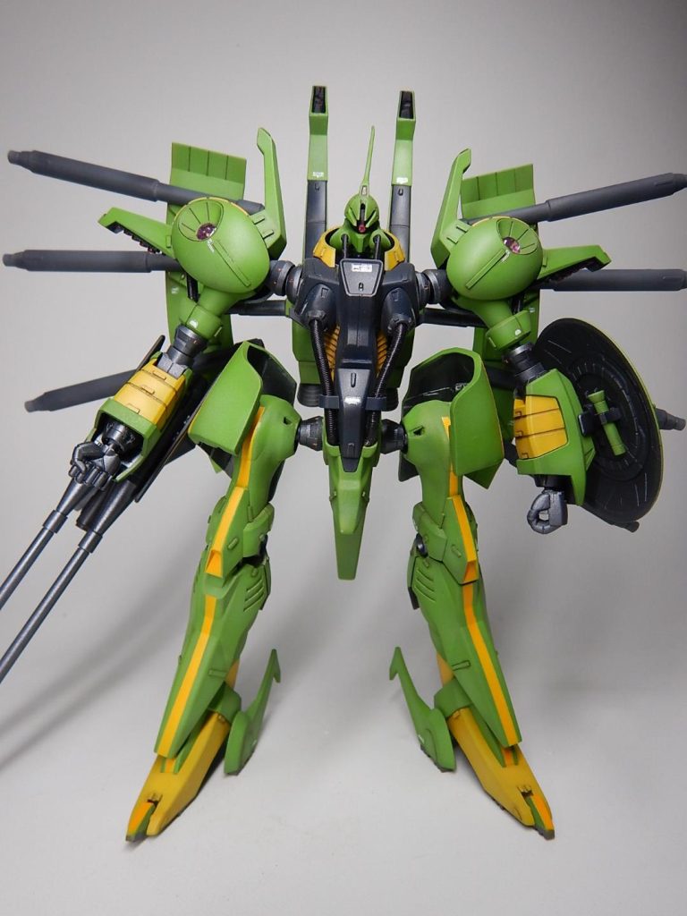 肩・肘・手首・股関節に1/100MSスパイク01の基部を差し込み簡易的に延長。脚部はプラ板を挟み込み、腹部にはジャンクパーツを取り付け延長しました。