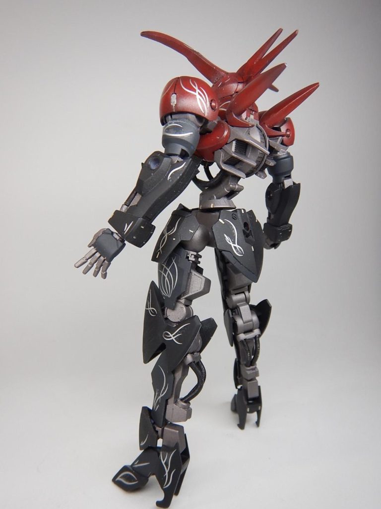 膝とつま先をプラ板で鋭角化。パイプ類をこの頃から使い始めたスプリングにラバーペイントを塗ったものを使用。