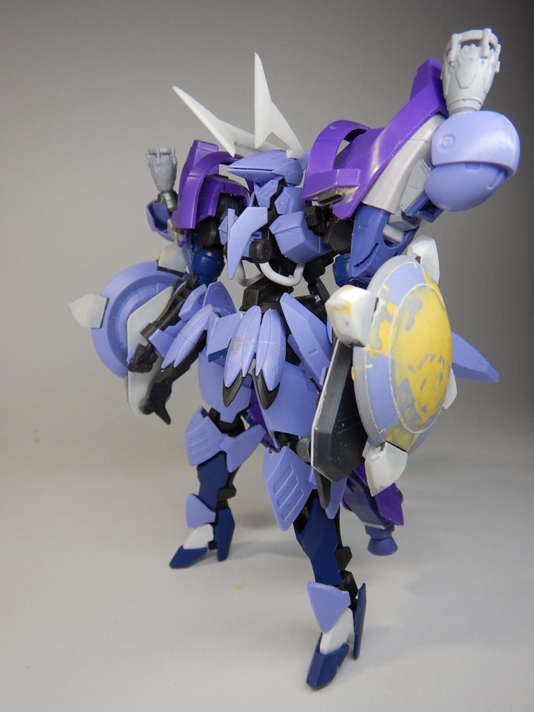 塗装前。形ができて最初に金色のイメージがきたので迷わず塗装。パテ盛り跡など仕上げが粗いところはウェザリングカラーとチッピングで誤魔化してます。